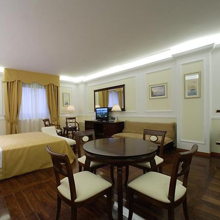 Tiberio Palace Hotel Napoli Exterior foto